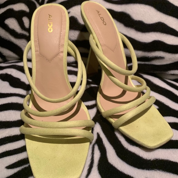 Like new sandal heels - Picture 2 of 4